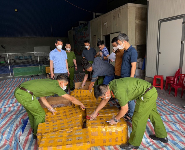 Rùng mình hình ảnh 20 tấn nội tạng bò, gà nấm mốc, bốc mùi hôi thối ém trong container đông lạnh - Ảnh 2