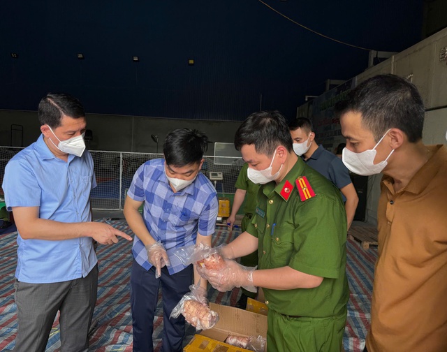 Rùng mình hình ảnh 20 tấn nội tạng bò, gà nấm mốc, bốc mùi hôi thối ém trong container đông lạnh - Ảnh 1