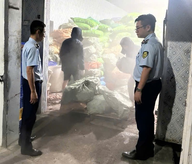 Khám một kho hàng đông lạnh ở Quảng Ninh, phát hiện "bí mật" đáng sợ bên trong - Ảnh 1