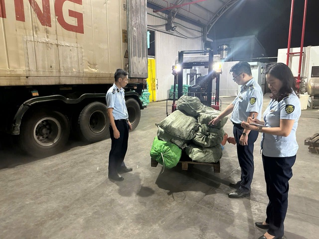 Khám một kho hàng đông lạnh ở Quảng Ninh, phát hiện "bí mật" đáng sợ bên trong - Ảnh 2