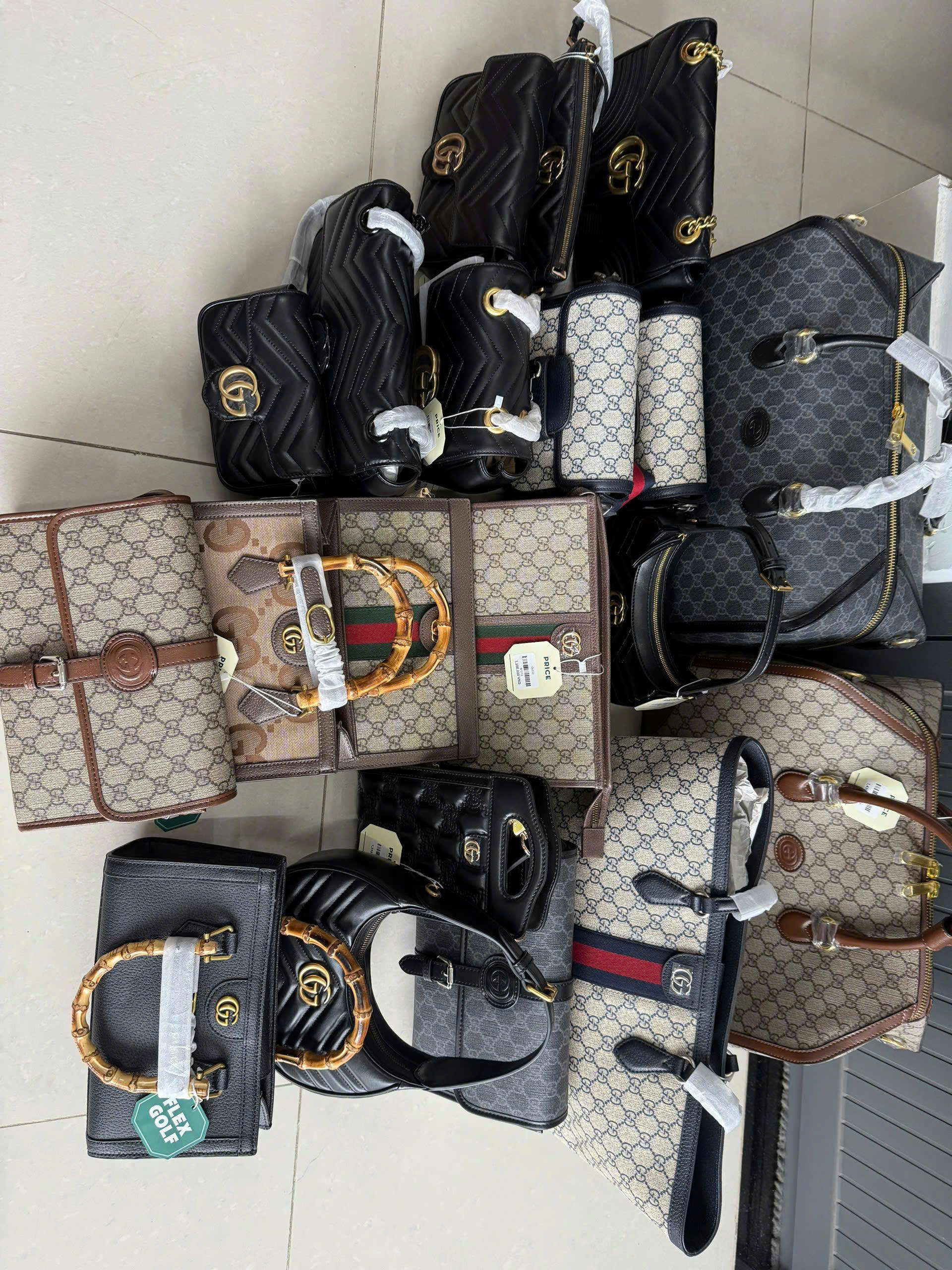 Bất ngờ ập vào kiểm tra một cửa hàng thời trang, phát hiện sự thật bên trong - Ảnh 1