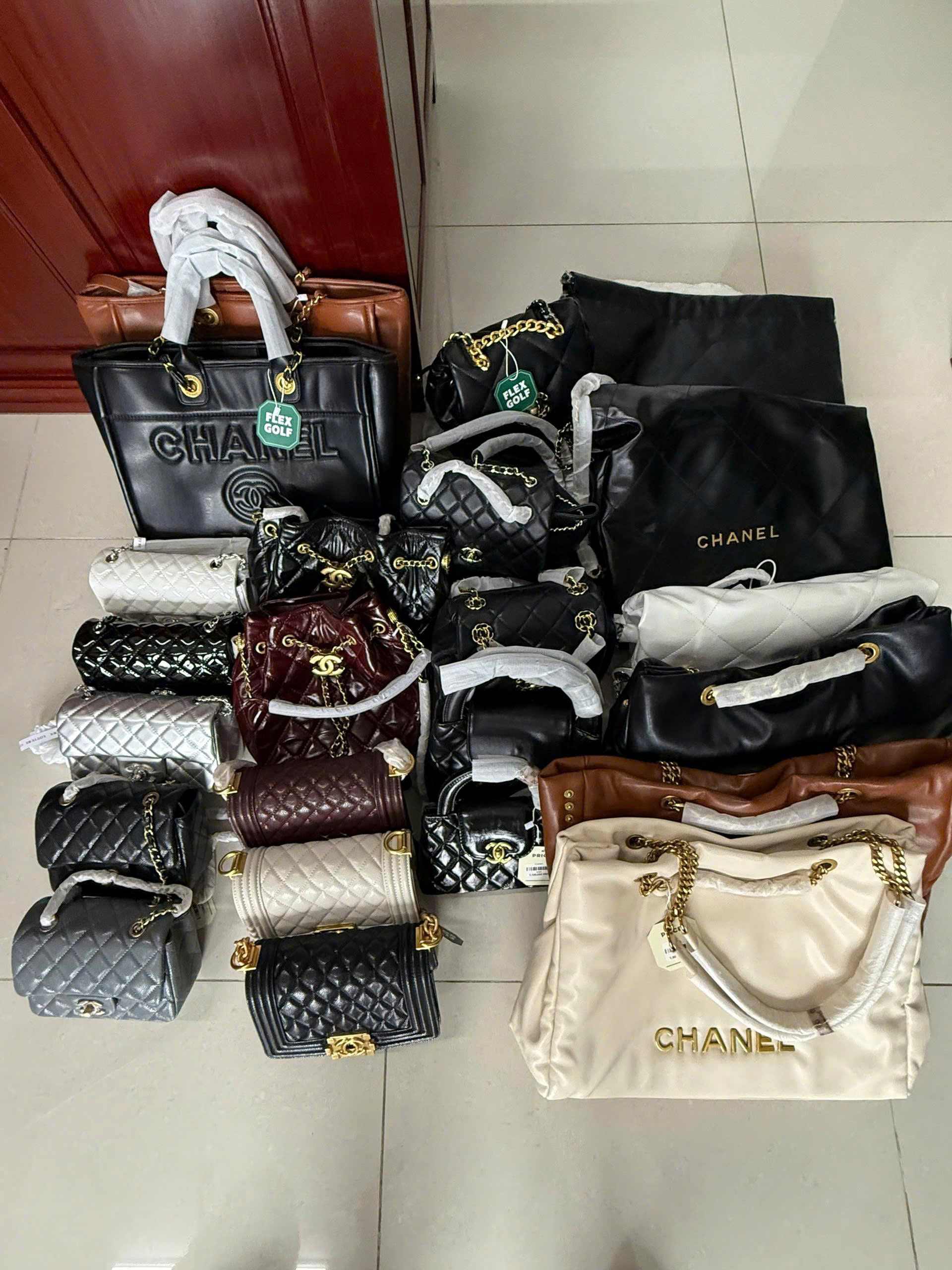 Bất ngờ ập vào kiểm tra một cửa hàng thời trang, phát hiện sự thật bên trong - Ảnh 2