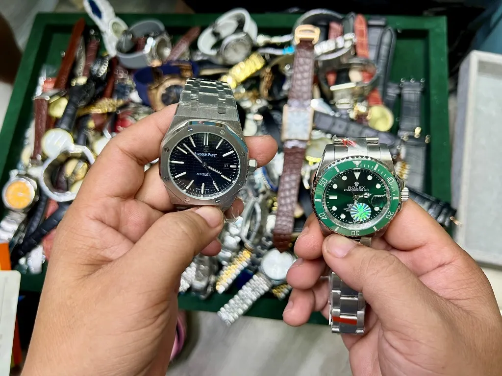 Cận cảnh 'hàng hiệu giá bèo' cần là có ở chợ truyền thống TPHCM - Ảnh 8