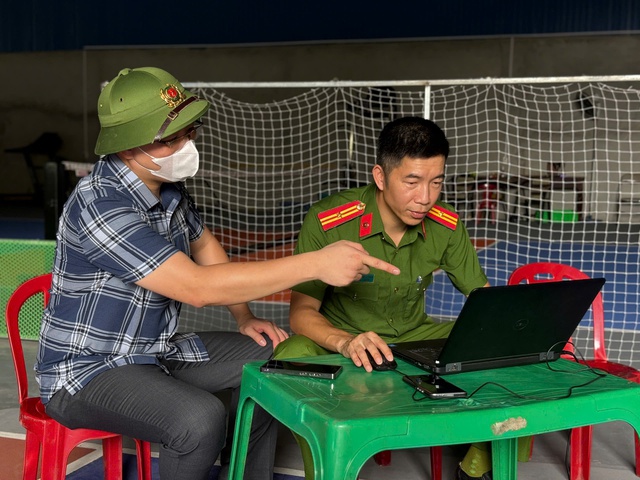 Rùng mình hình ảnh 20 tấn nội tạng bò, gà nấm mốc, bốc mùi hôi thối ém trong container đông lạnh - Ảnh 10