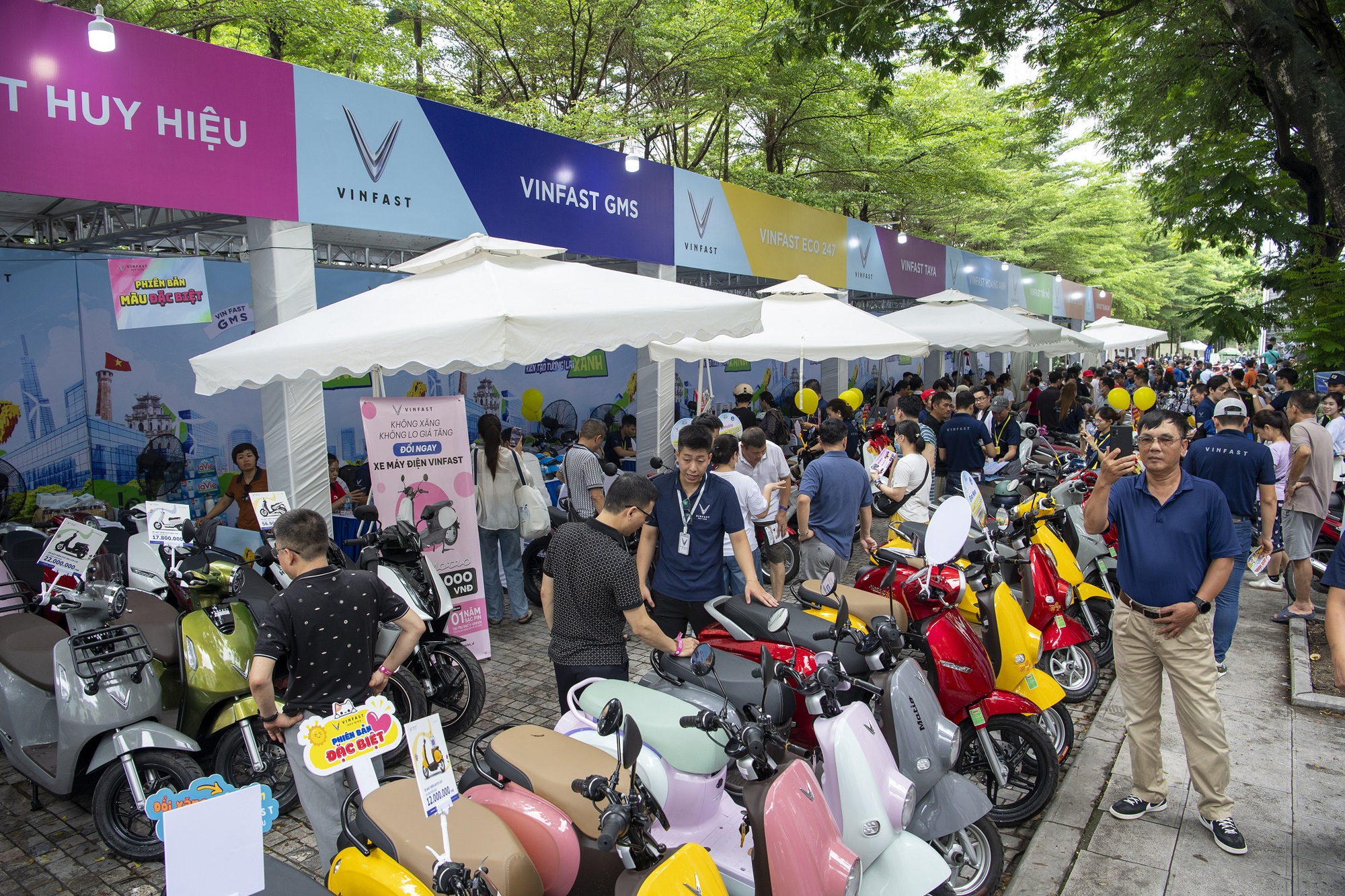 Mỗi giờ có 35 người Hà Nội mua xe máy điện VinFast, đẩy 600 xe xăng ra khỏi Thủ đô chỉ trong 2 ngày - Ảnh 2
