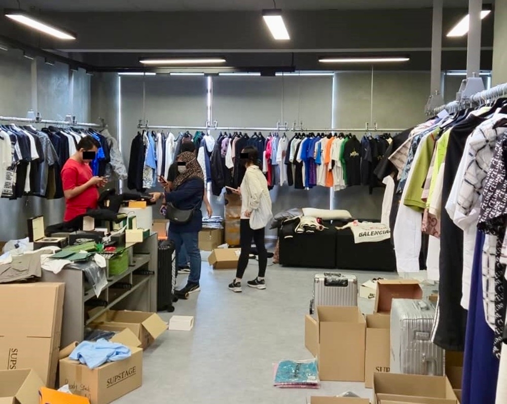 Theo dõi căn hộ hoạt động từ 12h trưa đến nửa đêm mỗi ngày, công an triệt phá đường dây buôn hàng nhái online, tịch thu kho hàng trị giá hơn 8 tỷ đồng - Ảnh 1