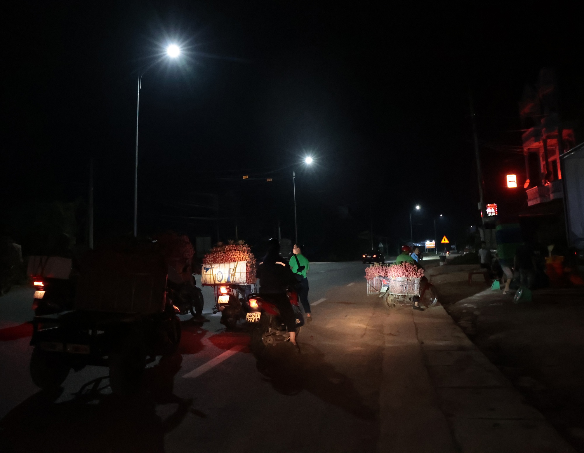 Sáng mùng 1 âm lịch, người dân Bắc Giang bàng hoàng vì giá vải bỗng dưng giảm mạnh, chỉ còn 3.000 đồng/kg - Ảnh 1