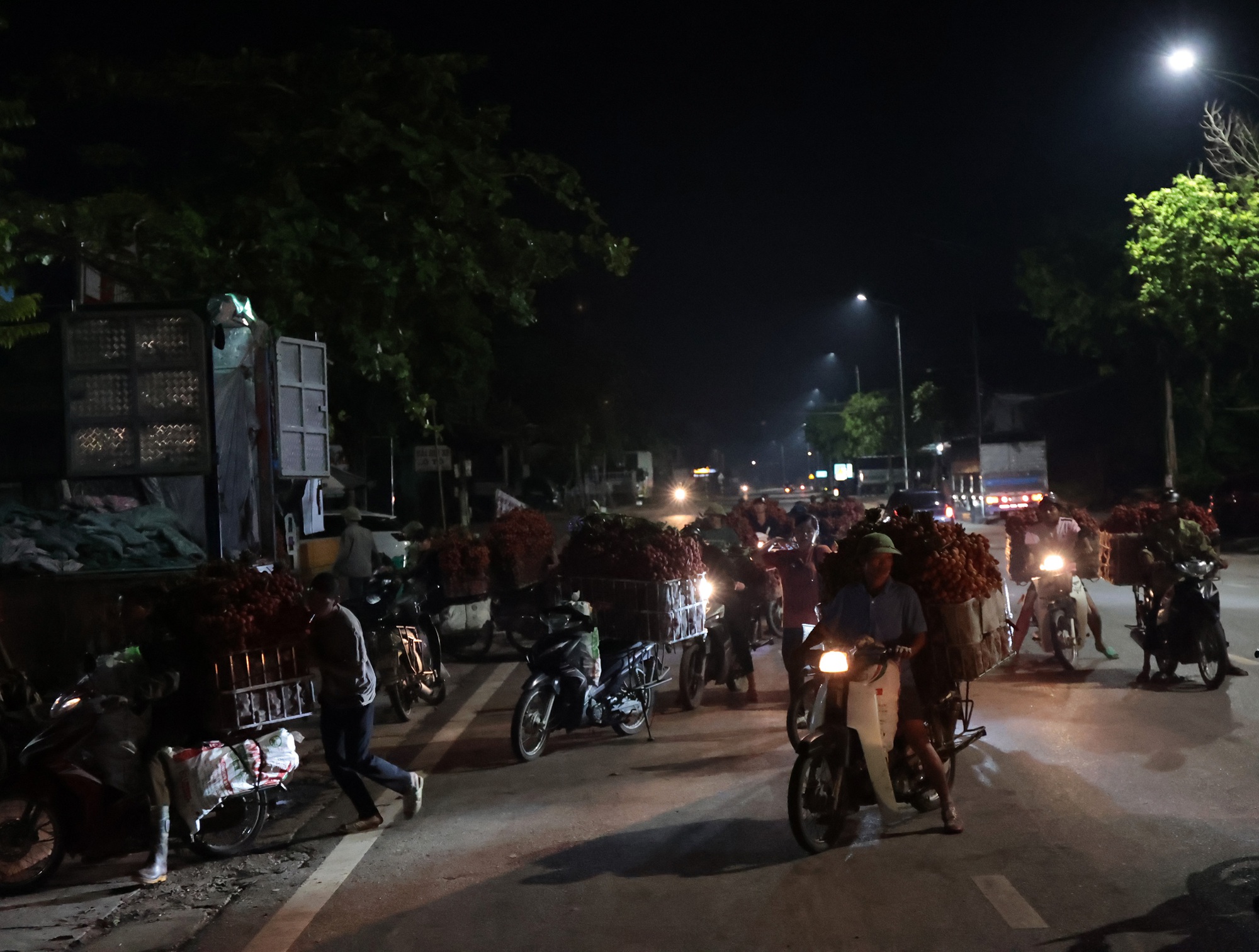 Sáng mùng 1 âm lịch, người dân Bắc Giang bàng hoàng vì giá vải bỗng dưng giảm mạnh, chỉ còn 3.000 đồng/kg - Ảnh 2