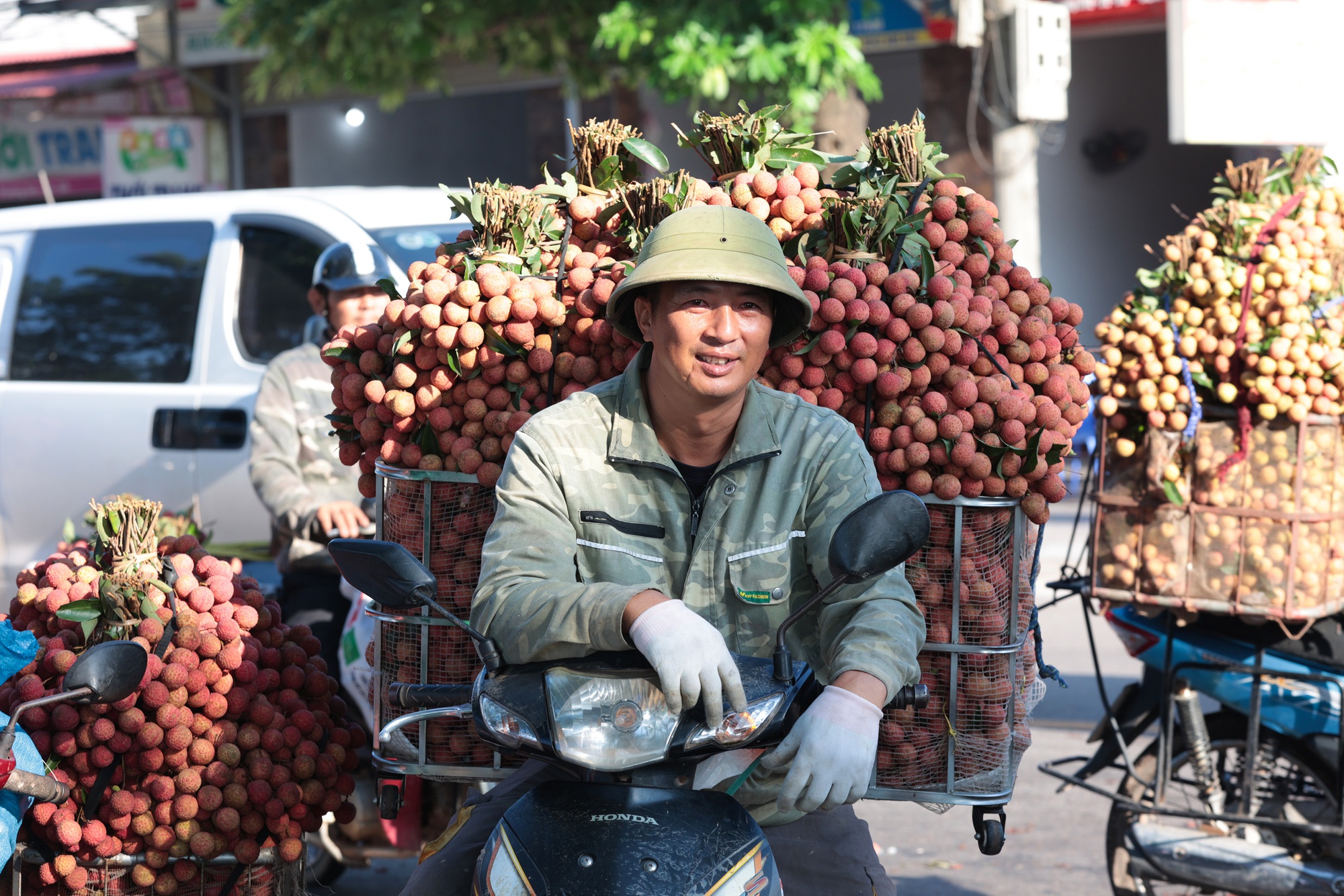 Sáng mùng 1 âm lịch, người dân Bắc Giang bàng hoàng vì giá vải bỗng dưng giảm mạnh, chỉ còn 3.000 đồng/kg - Ảnh 4