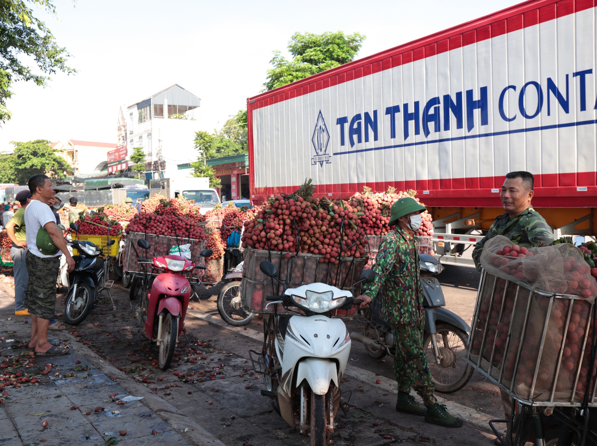 Sáng mùng 1 âm lịch, người dân Bắc Giang bàng hoàng vì giá vải bỗng dưng giảm mạnh, chỉ còn 3.000 đồng/kg - Ảnh 6