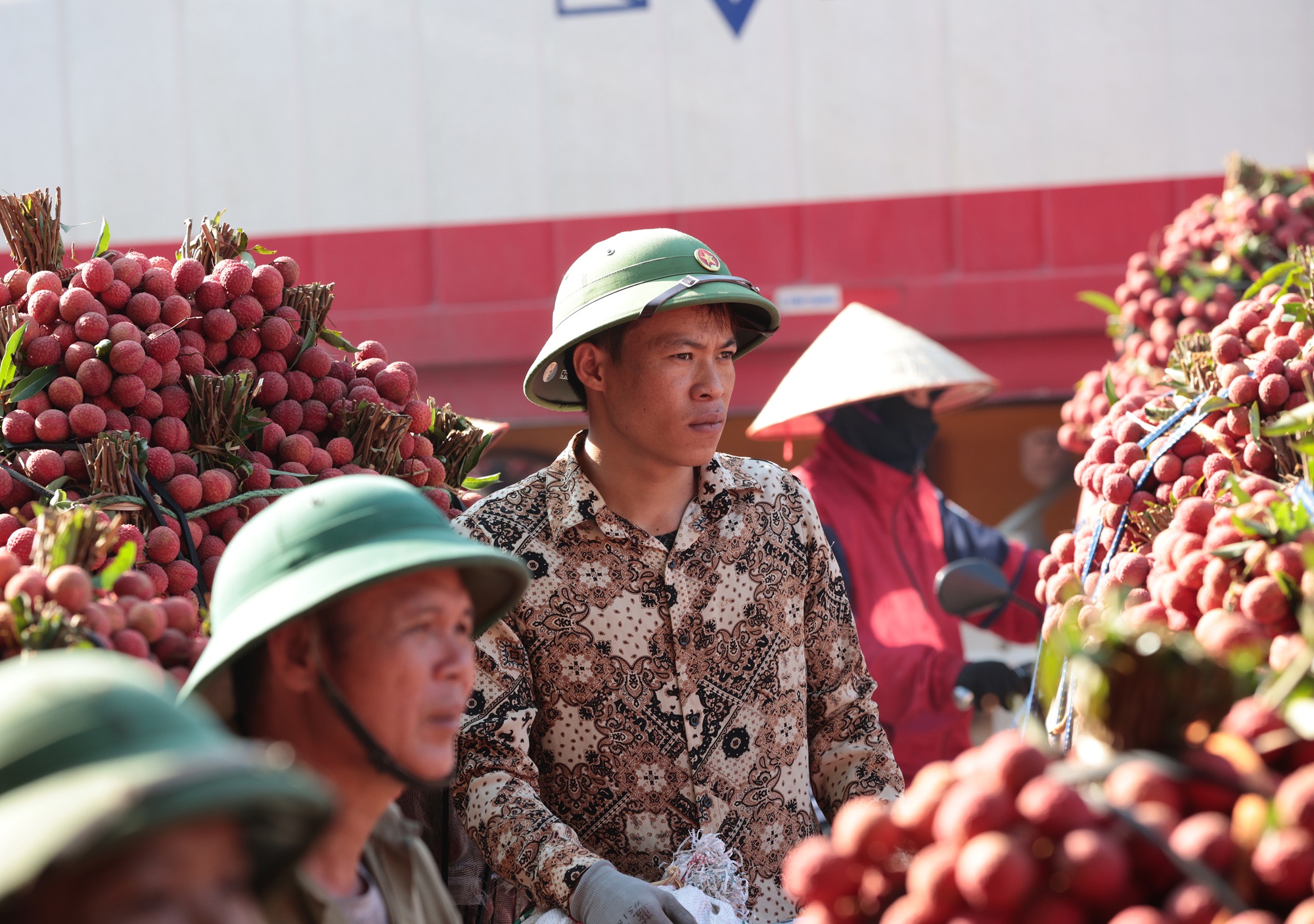 Sáng mùng 1 âm lịch, người dân Bắc Giang bàng hoàng vì giá vải bỗng dưng giảm mạnh, chỉ còn 3.000 đồng/kg - Ảnh 9