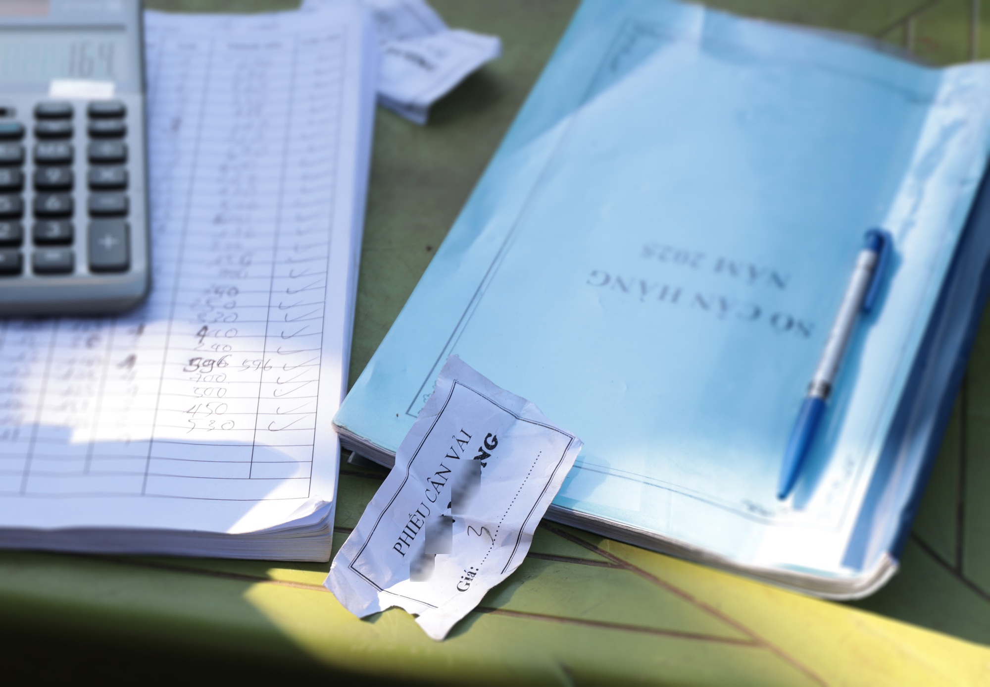 Sáng mùng 1 âm lịch, người dân Bắc Giang bàng hoàng vì giá vải bỗng dưng giảm mạnh, chỉ còn 3.000 đồng/kg - Ảnh 8