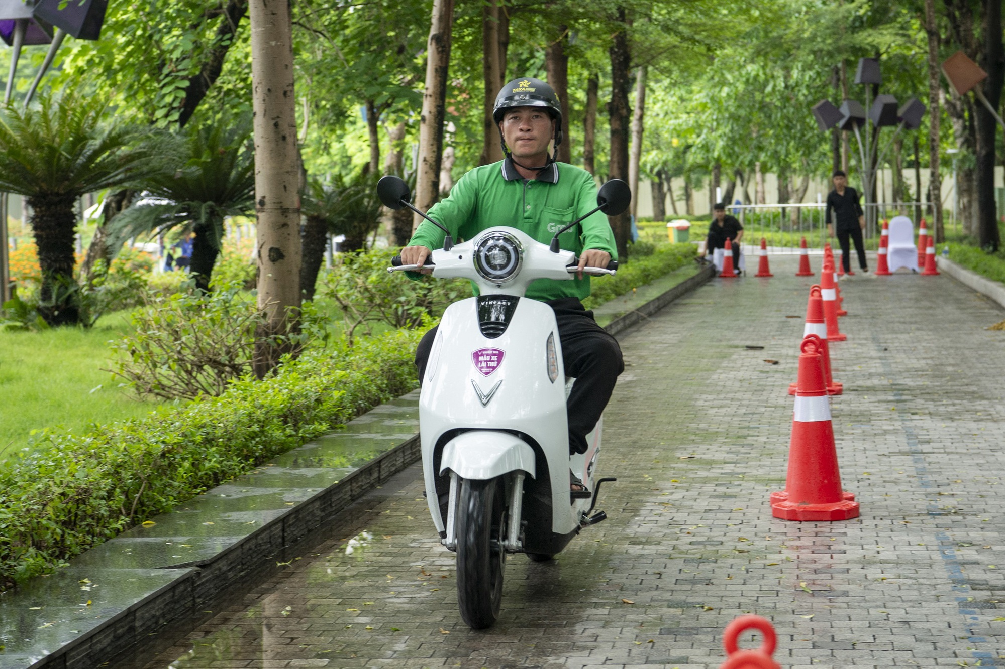 Mỗi giờ có 35 người Hà Nội mua xe máy điện VinFast, đẩy 600 xe xăng ra khỏi Thủ đô chỉ trong 2 ngày - Ảnh 3