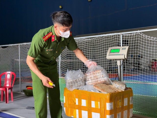 Rùng mình hình ảnh 20 tấn nội tạng bò, gà nấm mốc, bốc mùi hôi thối ém trong container đông lạnh - Ảnh 8