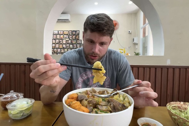 Khách Tây xếp hạng loạt món ăn Việt, số 1 không phải phở, nhận xét: "Với tôi đây mới là món ngon nhất!" - Ảnh 8