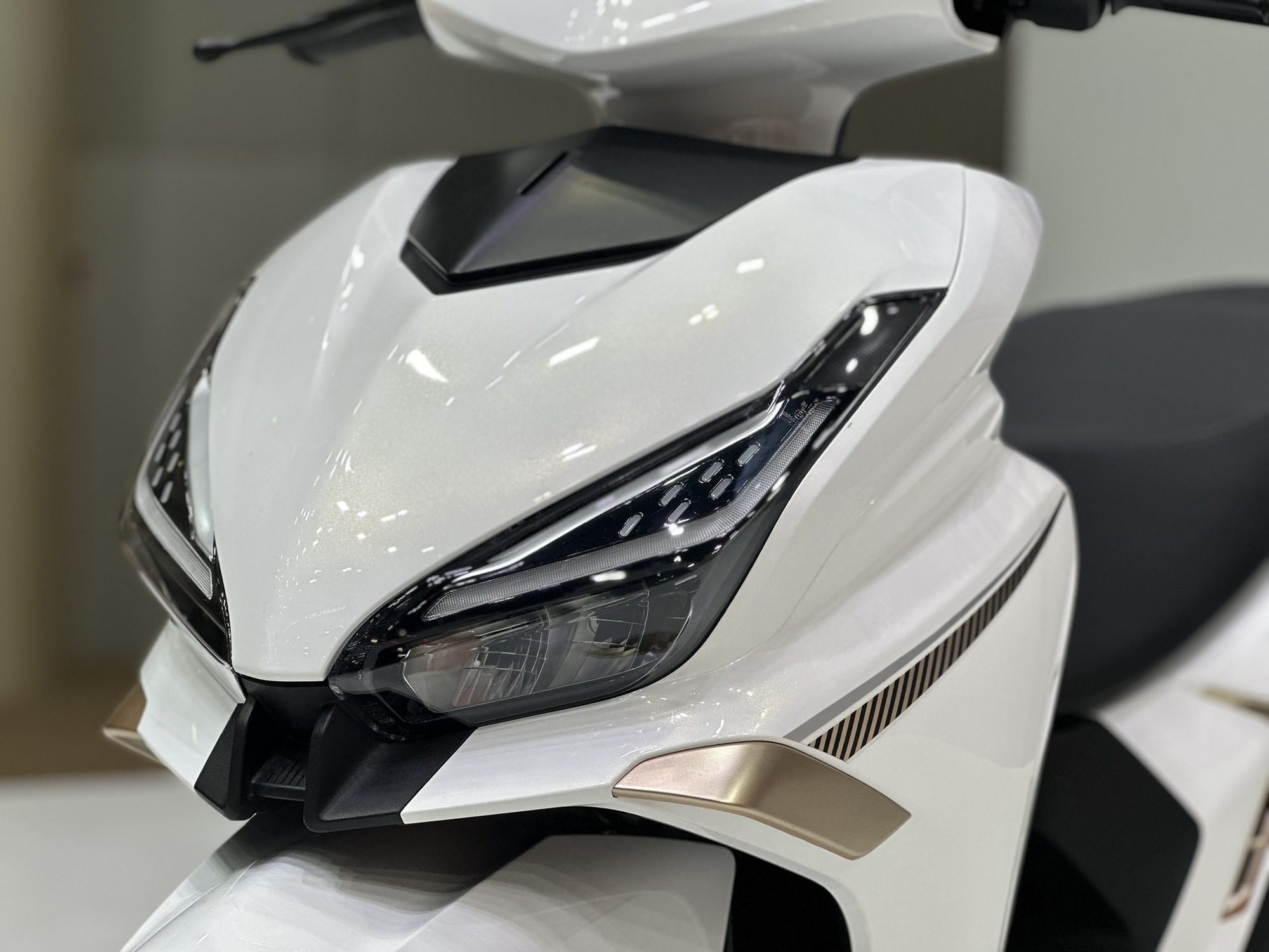 Đối thủ nặng ký của Honda Vision chính thức mở bán tại Việt Nam, ngoại hình siêu hút mắt, giá chưa đến 30 triệu đồng - Ảnh 4