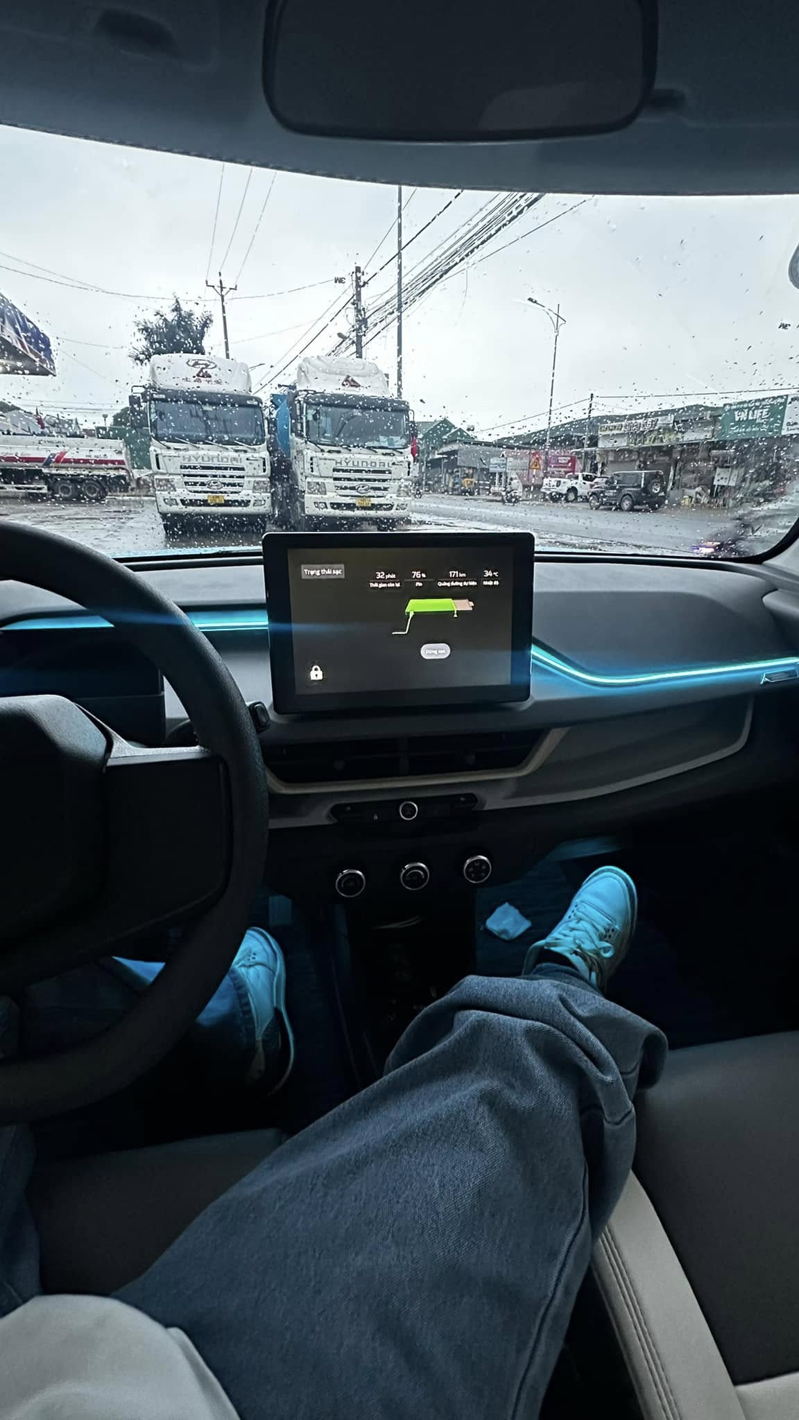 Tậu VinFast VF 3 dù đã có Ranger Raptor và Territory, 2 influencer ngành thời trang chia sẻ: ‘Lái bốc, dính ghế, định nghĩa cho phong cách gen Z’ - Ảnh 5