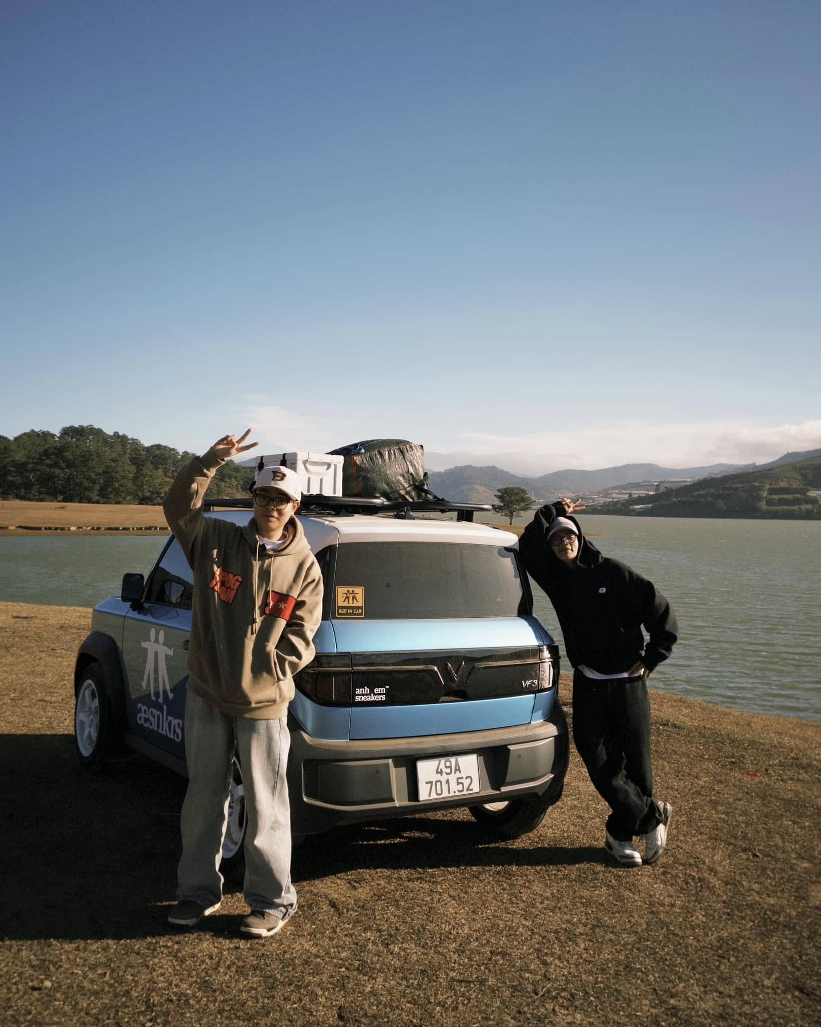 Tậu VinFast VF 3 dù đã có Ranger Raptor và Territory, 2 influencer ngành thời trang chia sẻ: ‘Lái bốc, dính ghế, định nghĩa cho phong cách gen Z’ - Ảnh 1