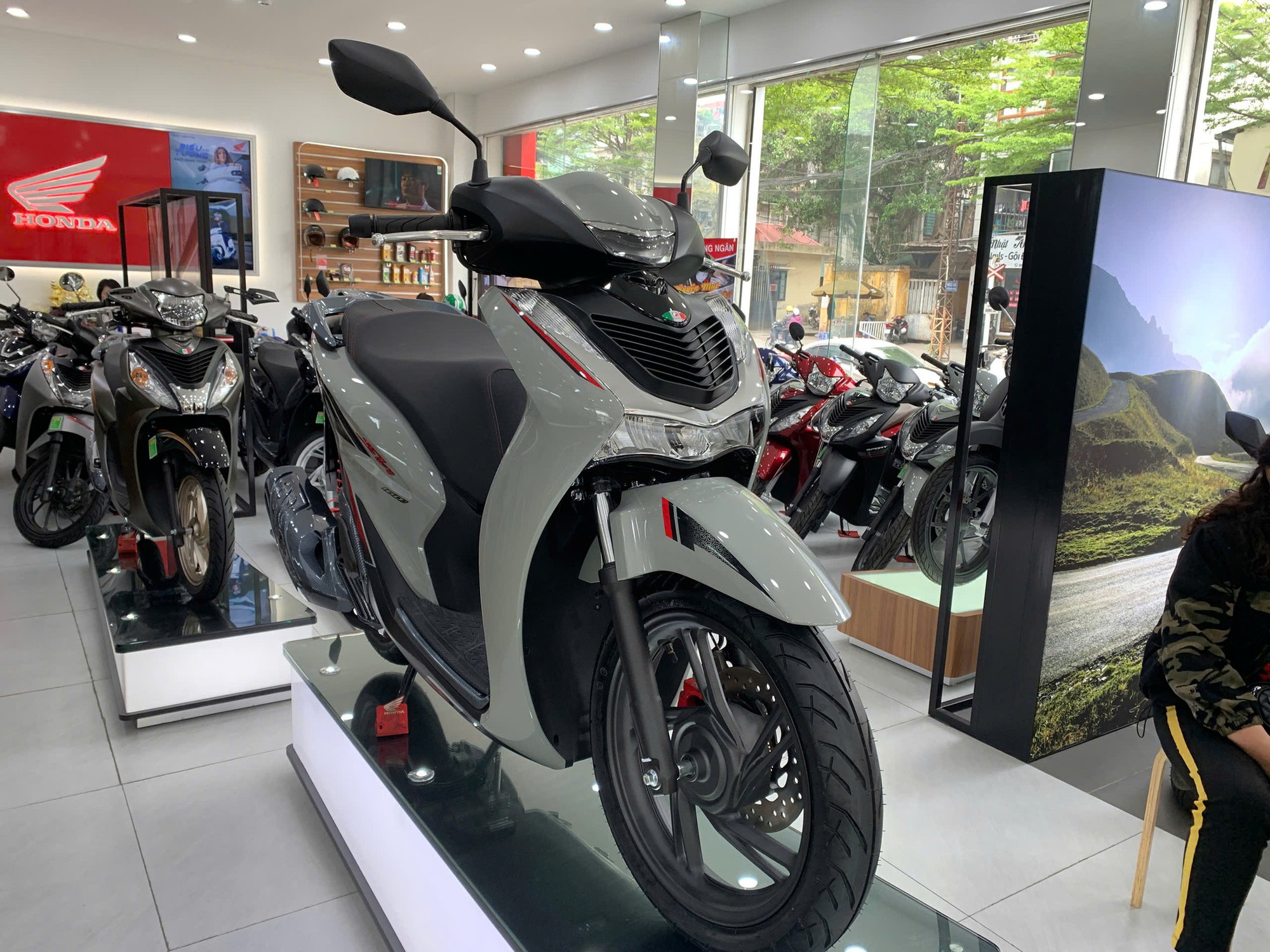 Giá xe máy ở mức thấp hiếm có: Honda Vision, SH, Winner X, Janus... dưới mức đề xuất tối đa 23 triệu đồng, tặng kèm đồng hồ xịn xò - Ảnh 3