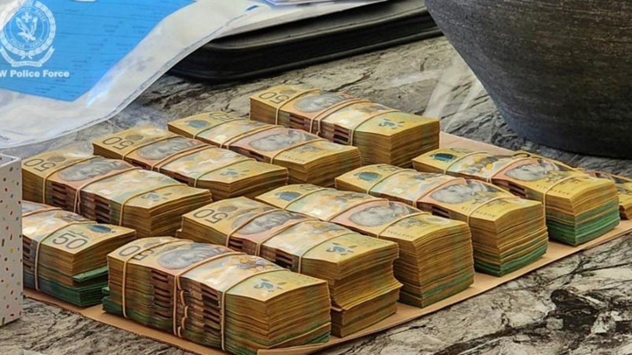 Đột kích căn biệt thự triệu đô của 2 anh em Tiktoker, cảnh sát vừa tịch thu 9 siêu xe, 270.000 USD tiền mặt và hàng trăm món đồ giả - Ảnh 2