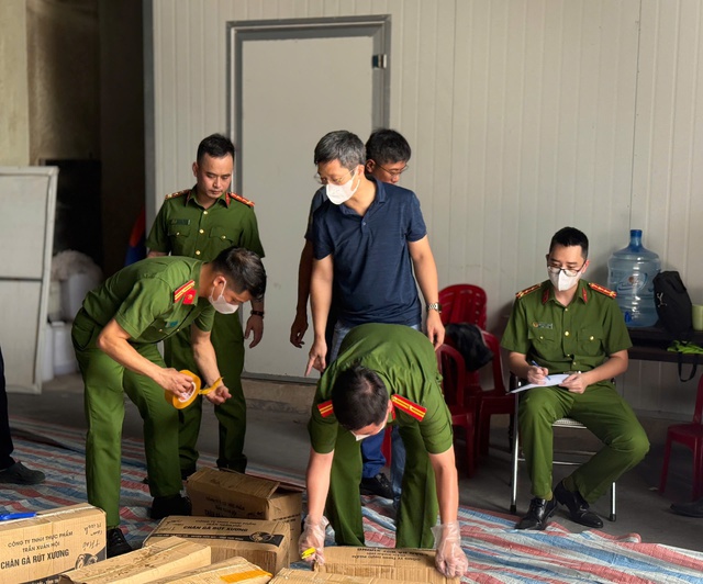 Rùng mình hình ảnh 20 tấn nội tạng bò, gà nấm mốc, bốc mùi hôi thối ém trong container đông lạnh - Ảnh 7