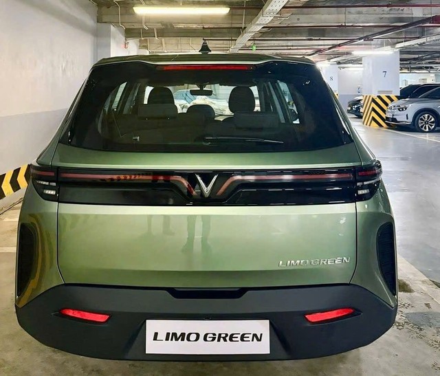 VinFast Limo Green lộ diện ngoài đời, ảnh tràn ngập mạng xã hội: Thiết kế của xe do người Việt làm 100% - Ảnh 2