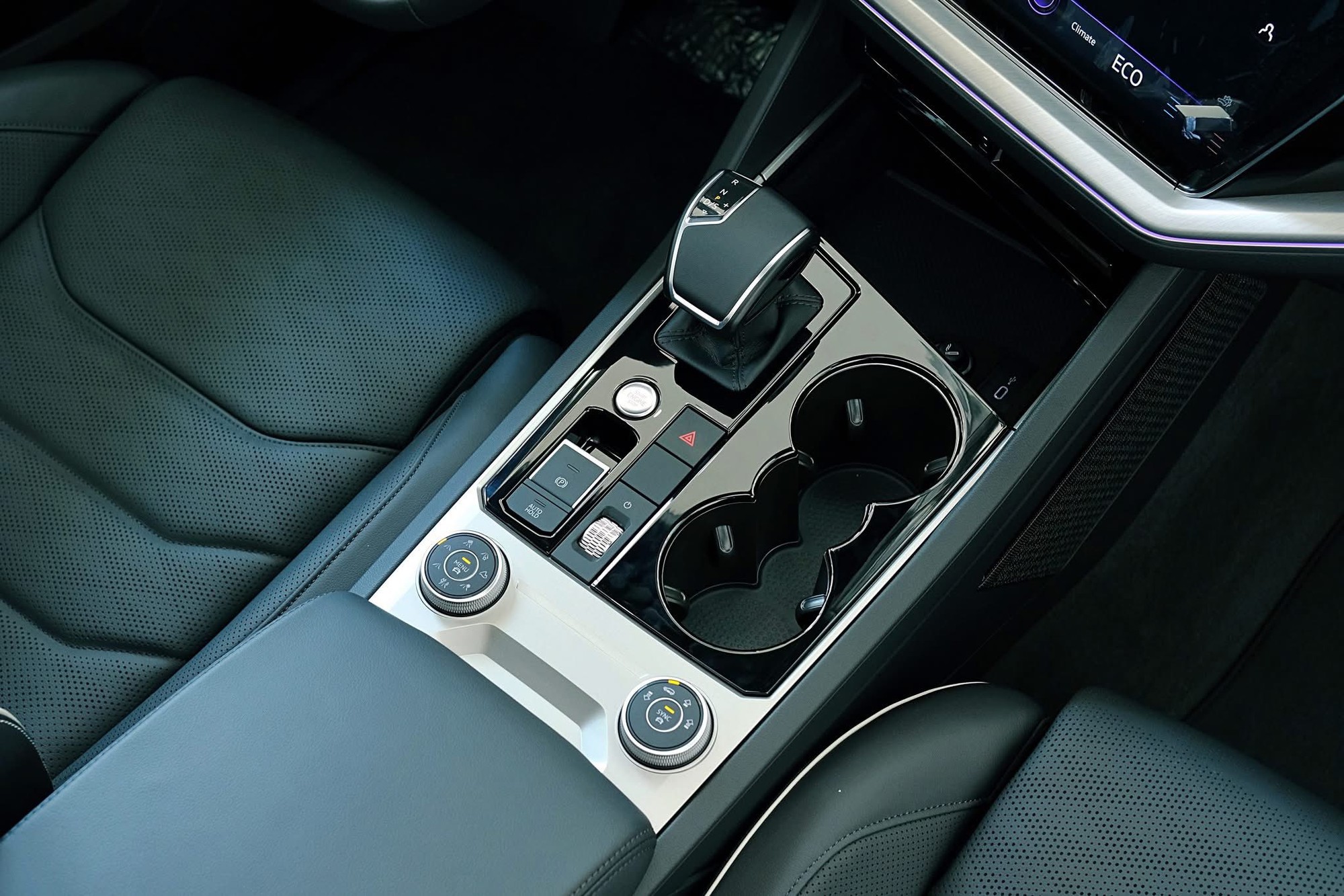 VW Touareg giảm giá kỷ lục hơn 330 triệu, xuống 2,3 tỷ đồng tại đại lý, đấu RX, Q7 trong khi chờ bản mới ra mắt - Ảnh 4