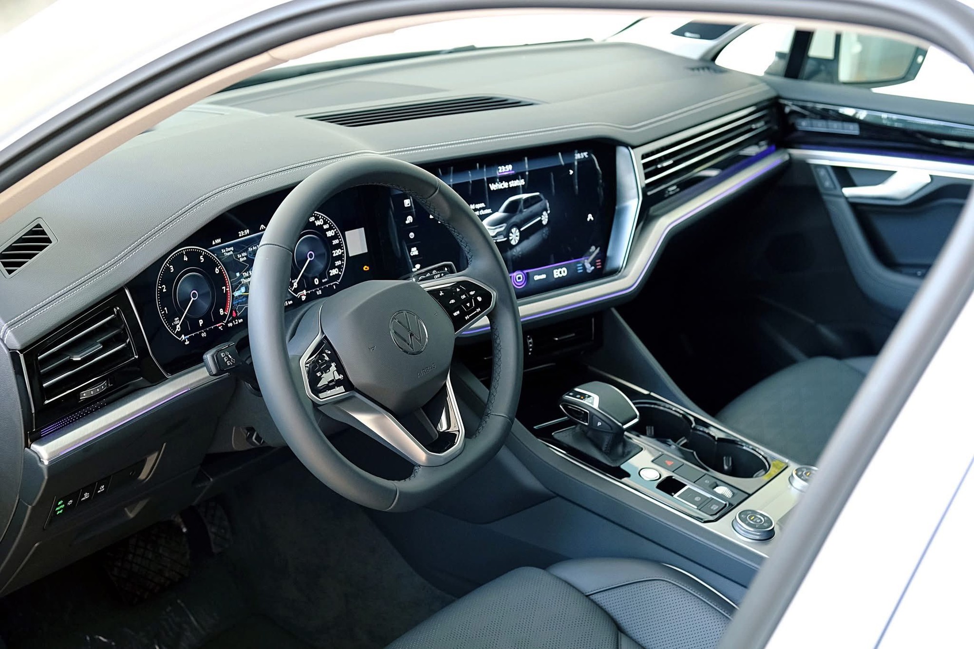 VW Touareg giảm giá kỷ lục hơn 330 triệu, xuống 2,3 tỷ đồng tại đại lý, đấu RX, Q7 trong khi chờ bản mới ra mắt - Ảnh 3