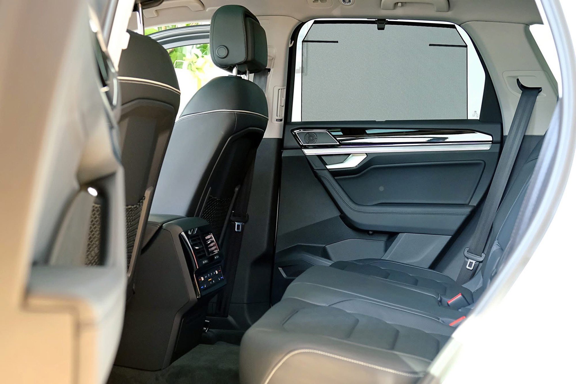 VW Touareg giảm giá kỷ lục hơn 330 triệu, xuống 2,3 tỷ đồng tại đại lý, đấu RX, Q7 trong khi chờ bản mới ra mắt - Ảnh 6