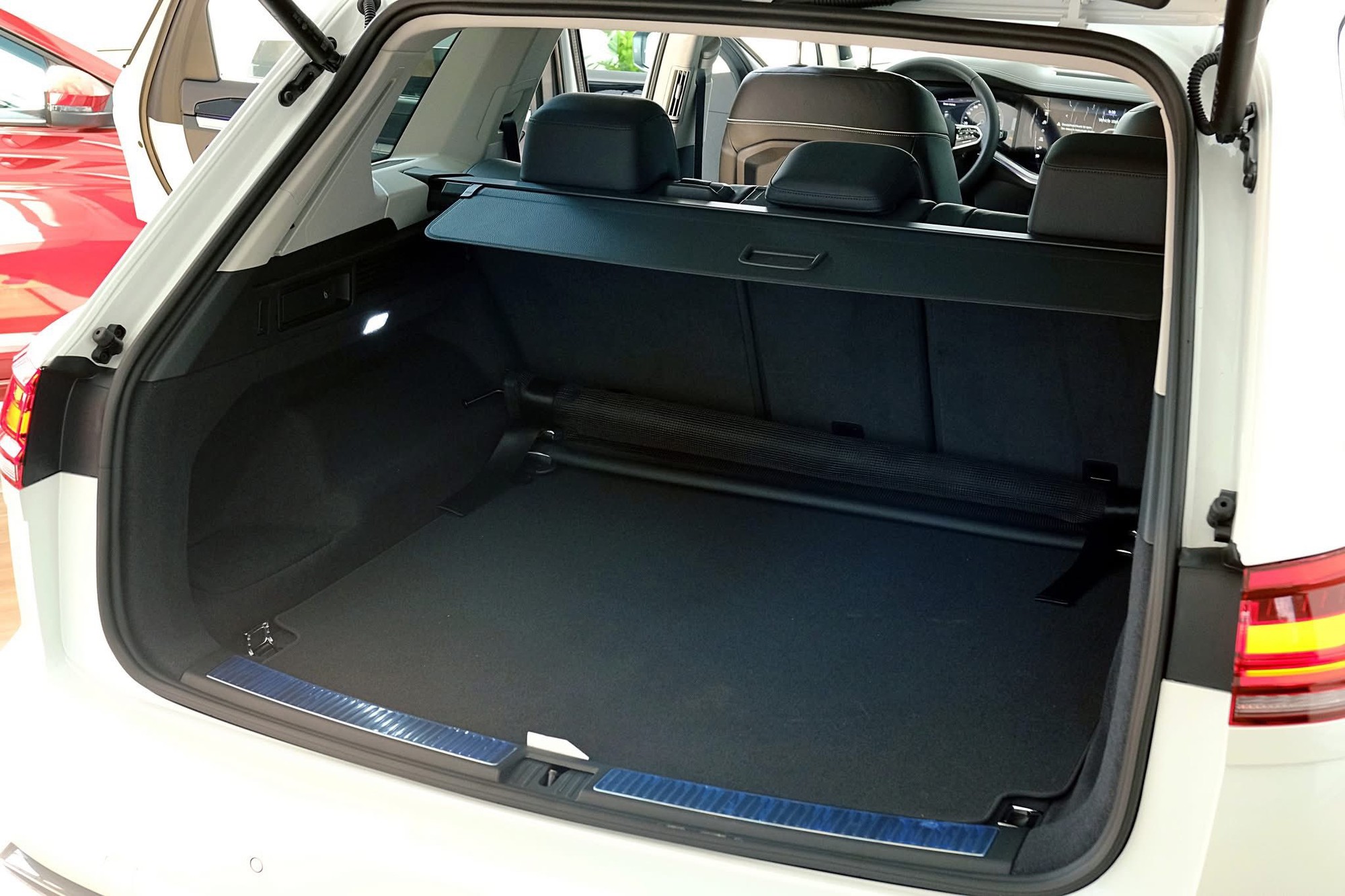 VW Touareg giảm giá kỷ lục hơn 330 triệu, xuống 2,3 tỷ đồng tại đại lý, đấu RX, Q7 trong khi chờ bản mới ra mắt - Ảnh 7