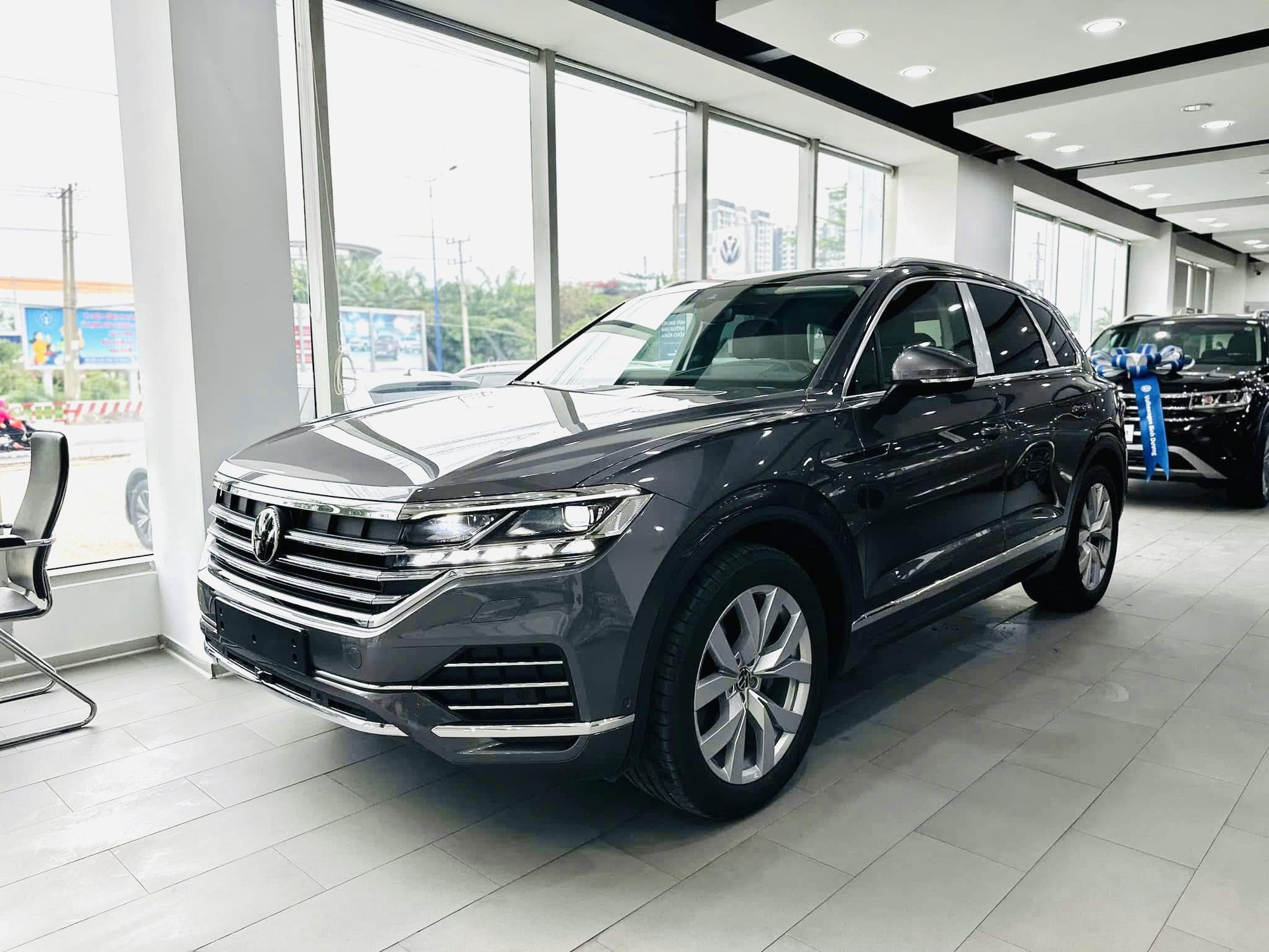 VW Touareg giảm giá kỷ lục hơn 330 triệu, xuống 2,3 tỷ đồng tại đại lý, đấu RX, Q7 trong khi chờ bản mới ra mắt - Ảnh 2