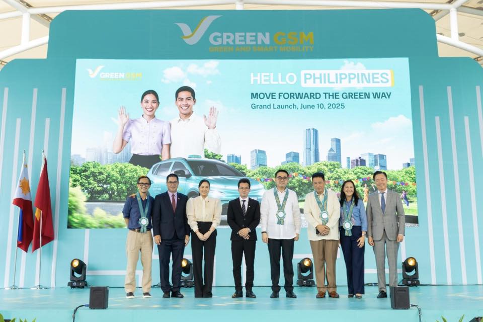 Công ty taxi của ông Phạm Nhật Vượng chính thức 'đổ bộ' quốc gia hơn 100 triệu dân, ứng dụng lọt top 1 trên Android và iOS với 100.000 lượt tải - Ảnh 2