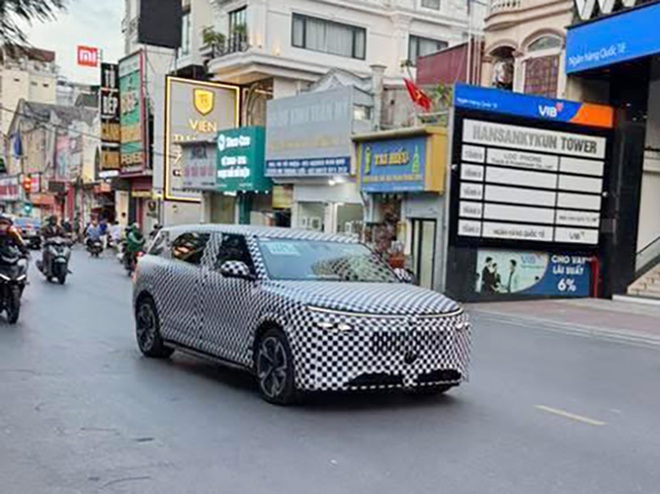 VinFast VF 9 với thiết kế mới lộ diện trên đường, dễ là bản nâng cấp, hãng úp mở thêm ‘độc bản’ sắp ra mắt ngay tháng này - Ảnh 1