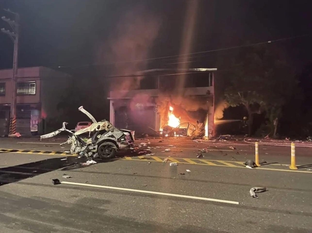 Clip Mercedes "nát như cám" sau cú tông kinh hoàng vào nhà dân lúc nửa đêm: Tình trạng của tài xế càng bất ngờ - Ảnh 3