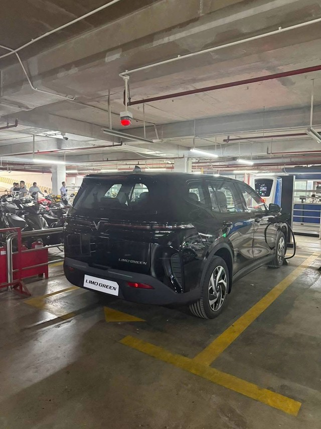 Lộ thêm ảnh thật nội thất VinFast Limo Green, một thứ "lấy" từ xe tiền tỉ? - Ảnh 1