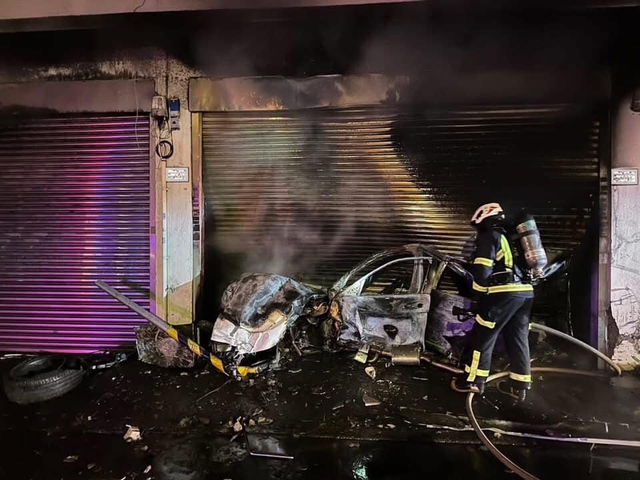 Clip Mercedes "nát như cám" sau cú tông kinh hoàng vào nhà dân lúc nửa đêm: Tình trạng của tài xế càng bất ngờ - Ảnh 1