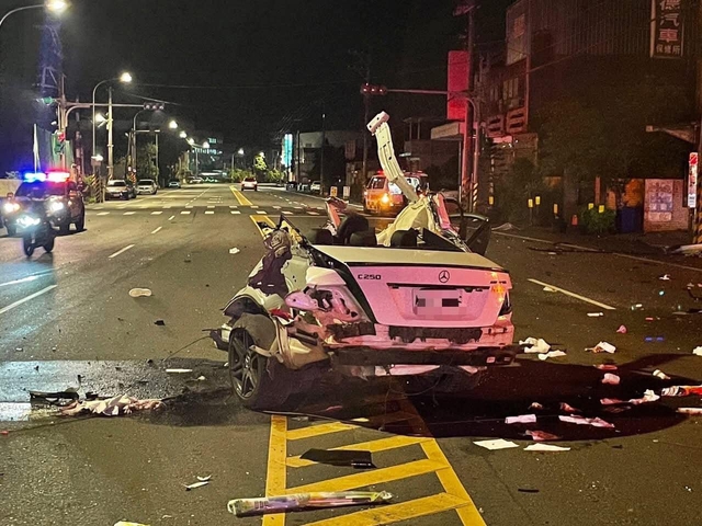 Clip Mercedes "nát như cám" sau cú tông kinh hoàng vào nhà dân lúc nửa đêm: Tình trạng của tài xế càng bất ngờ - Ảnh 2