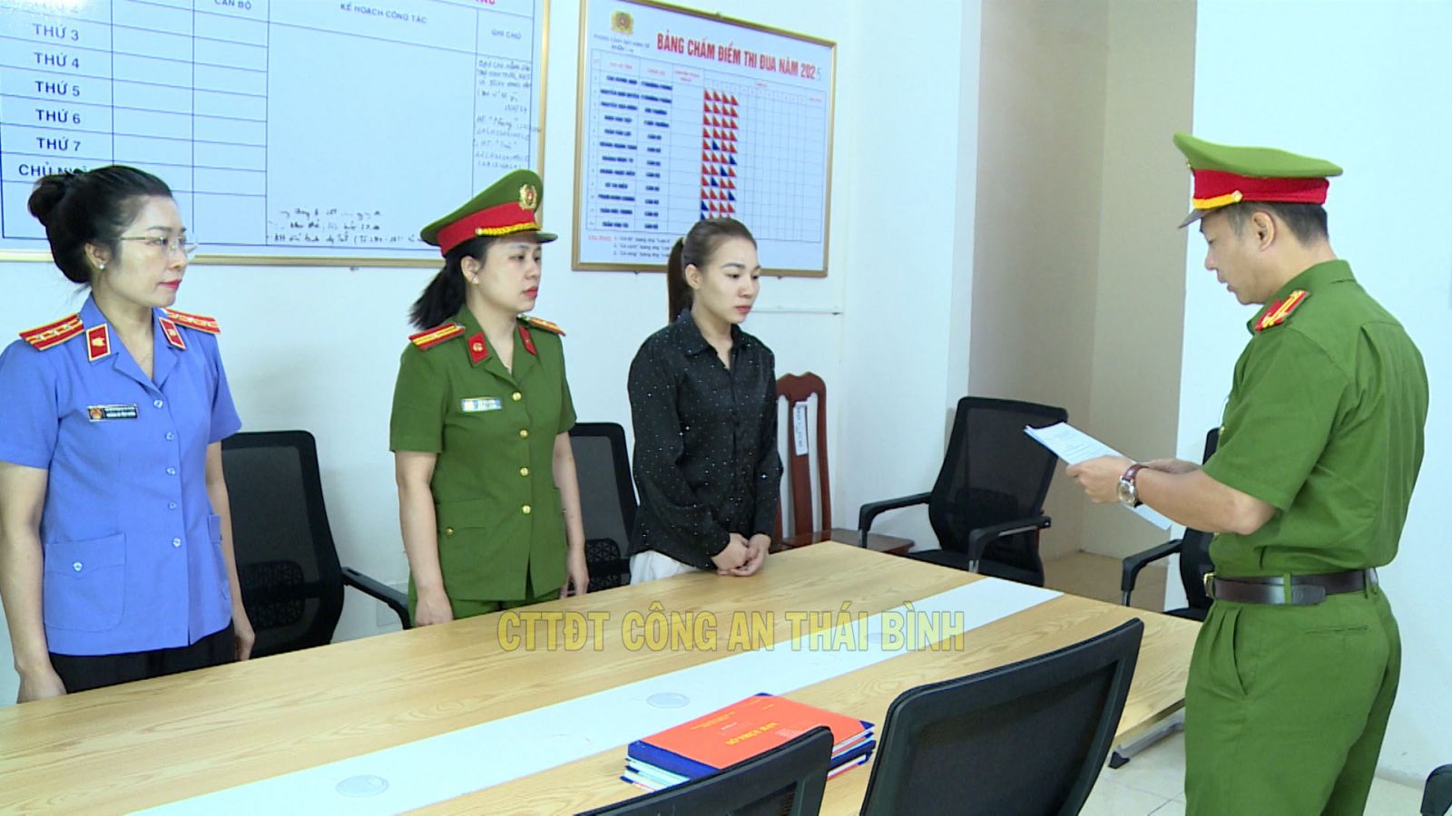 Công an thu giữ 3 tấn hàng giả là khô gà, khô bò, heo cháy tỏi - Ảnh 2