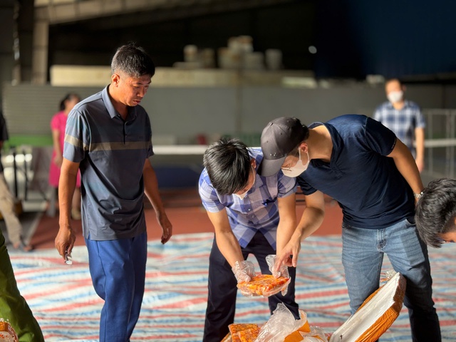 Rùng mình hình ảnh 20 tấn nội tạng bò, gà nấm mốc, bốc mùi hôi thối ém trong container đông lạnh - Ảnh 6