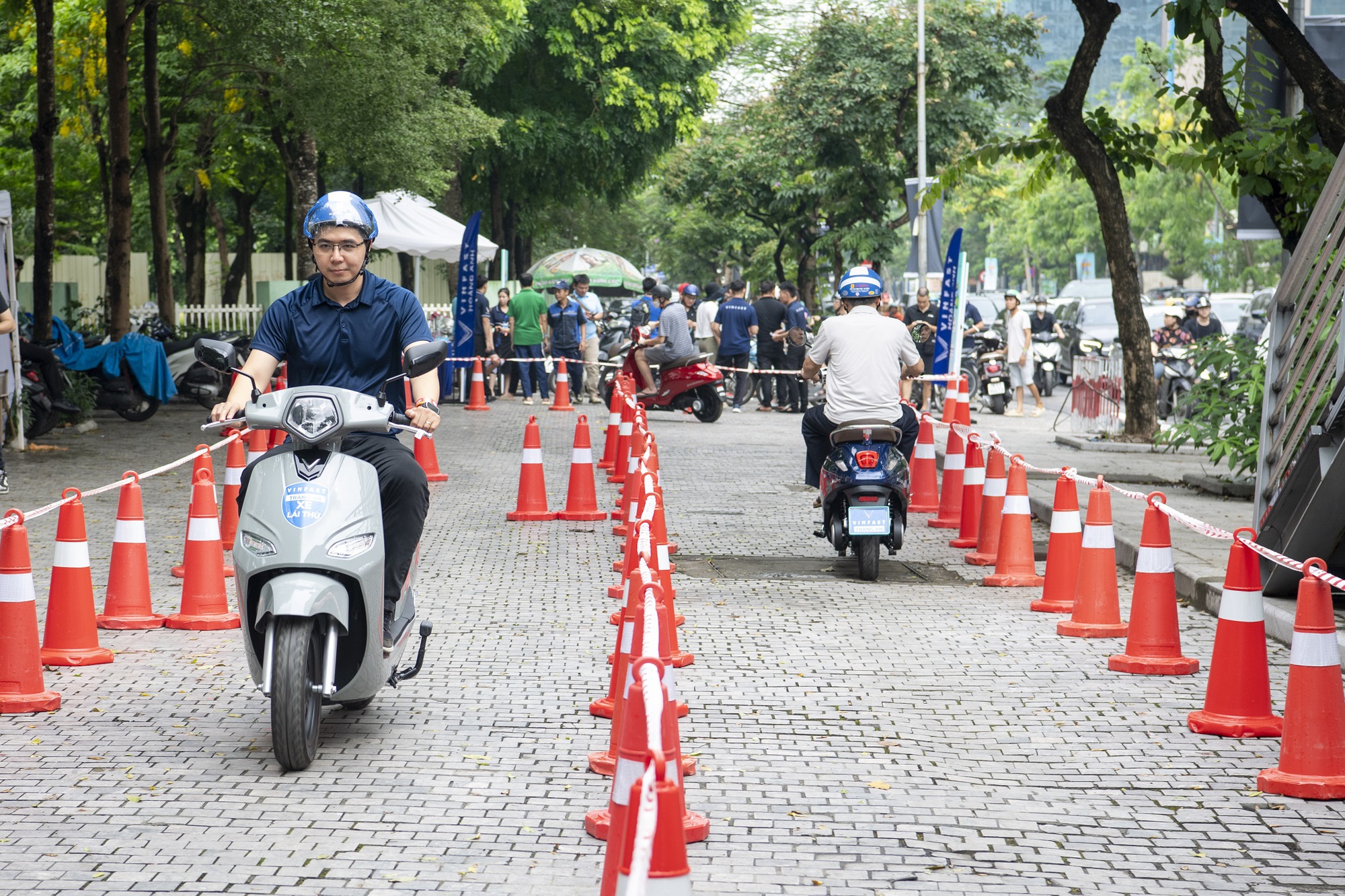 Mỗi giờ có 35 người Hà Nội mua xe máy điện VinFast, đẩy 600 xe xăng ra khỏi Thủ đô chỉ trong 2 ngày - Ảnh 7