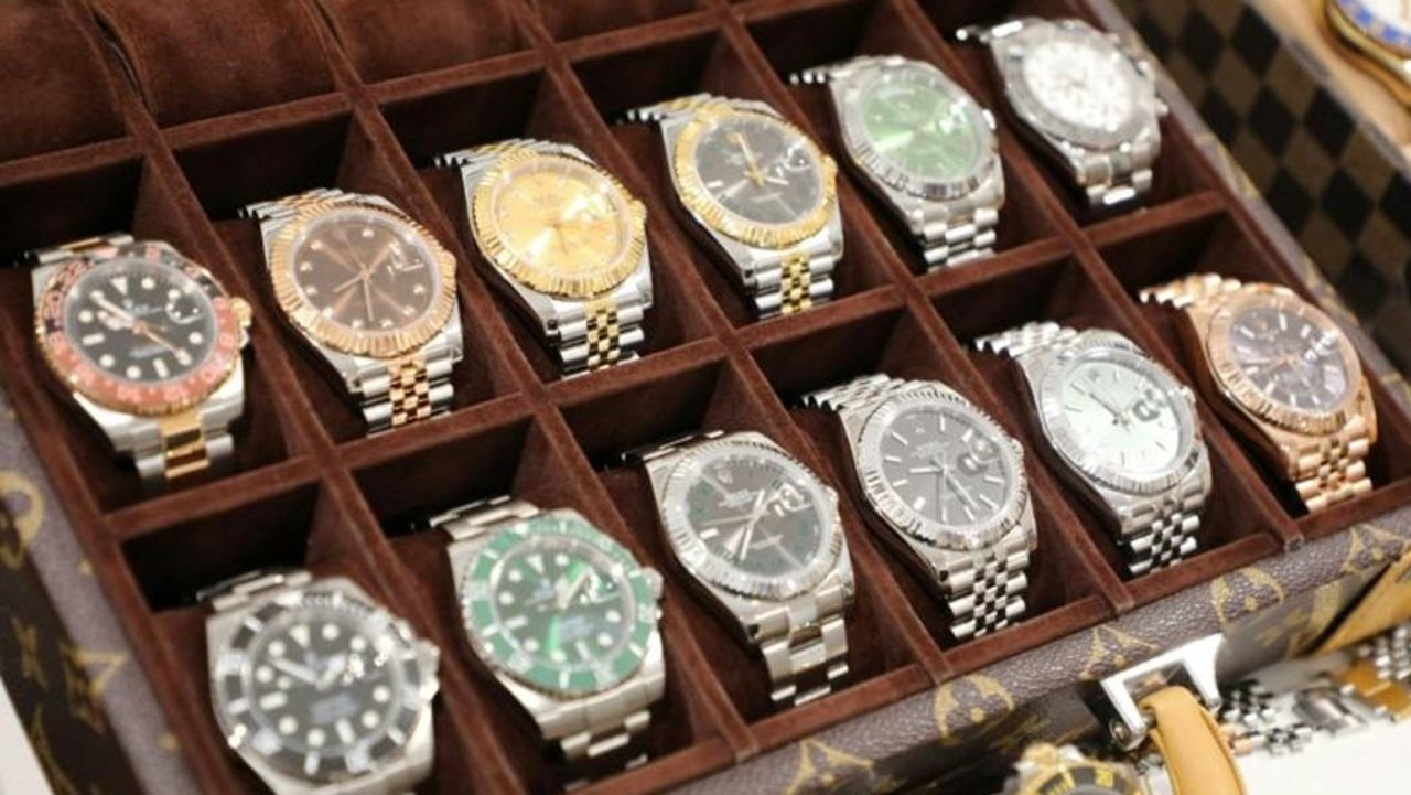 Đột kích căn biệt thự triệu đô của 2 anh em Tiktoker, cảnh sát vừa tịch thu 9 siêu xe, 270.000 USD tiền mặt và hàng trăm món đồ giả - Ảnh 1