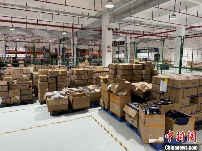 Công nghệ cao vào cuộc, công an lập tức phá đường dây hàng giả của 2 'trùm' livestream bán hàng hiệu, tịch thu 20.000 món đồ nhái - Ảnh 3