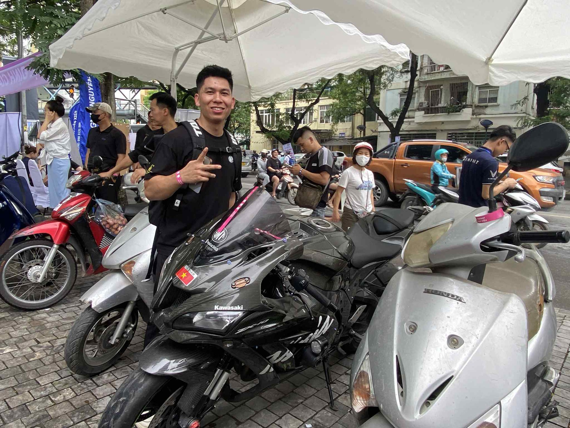 Dân chơi Hà thành mang cả Kawasaki đi ‘đổi xăng lấy điện’ VinFast, có kèo xe công nghệ nhanh 1 nốt nhạc - Ảnh 3