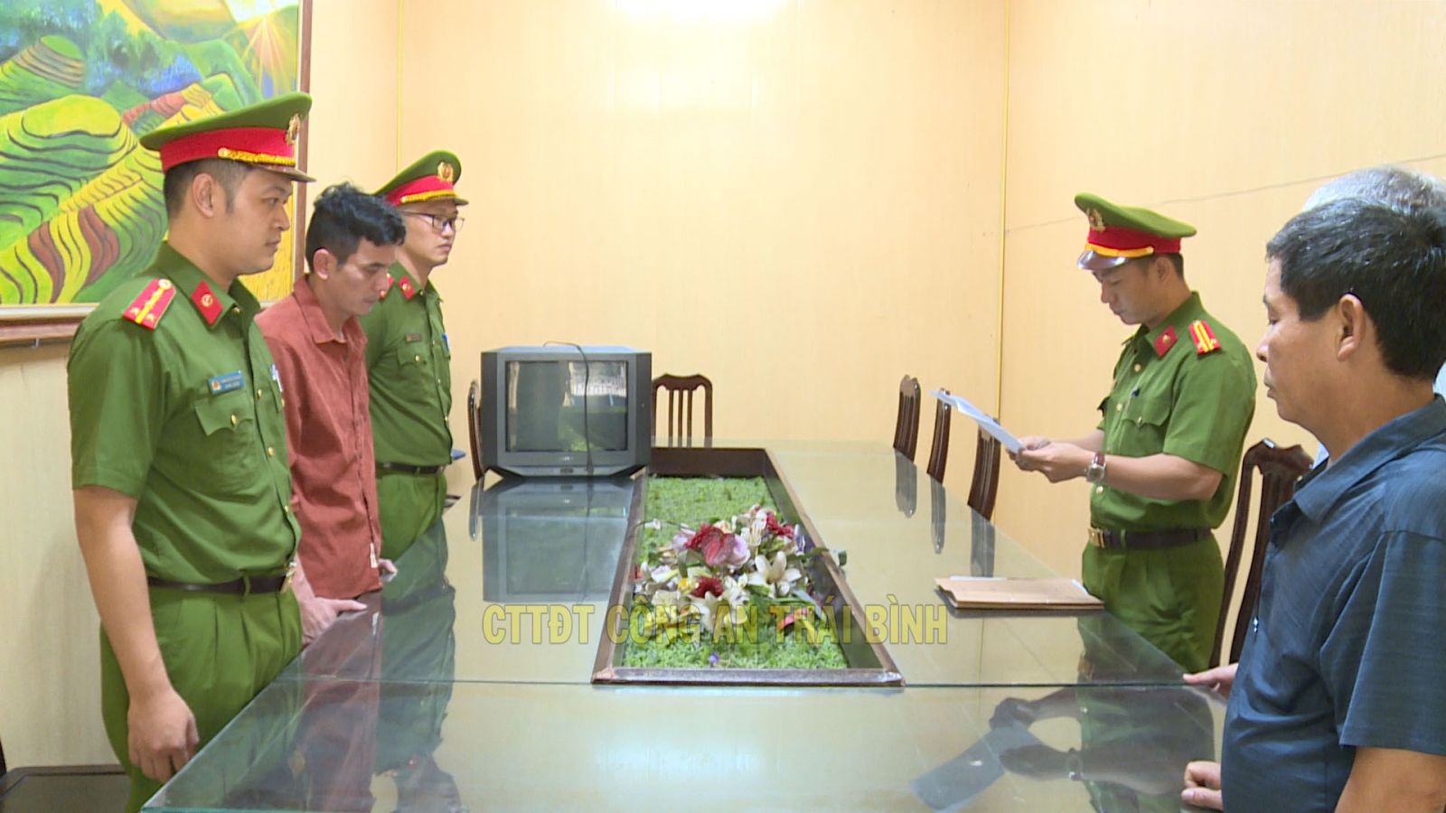 Công an thu giữ 3 tấn hàng giả là khô gà, khô bò, heo cháy tỏi - Ảnh 1