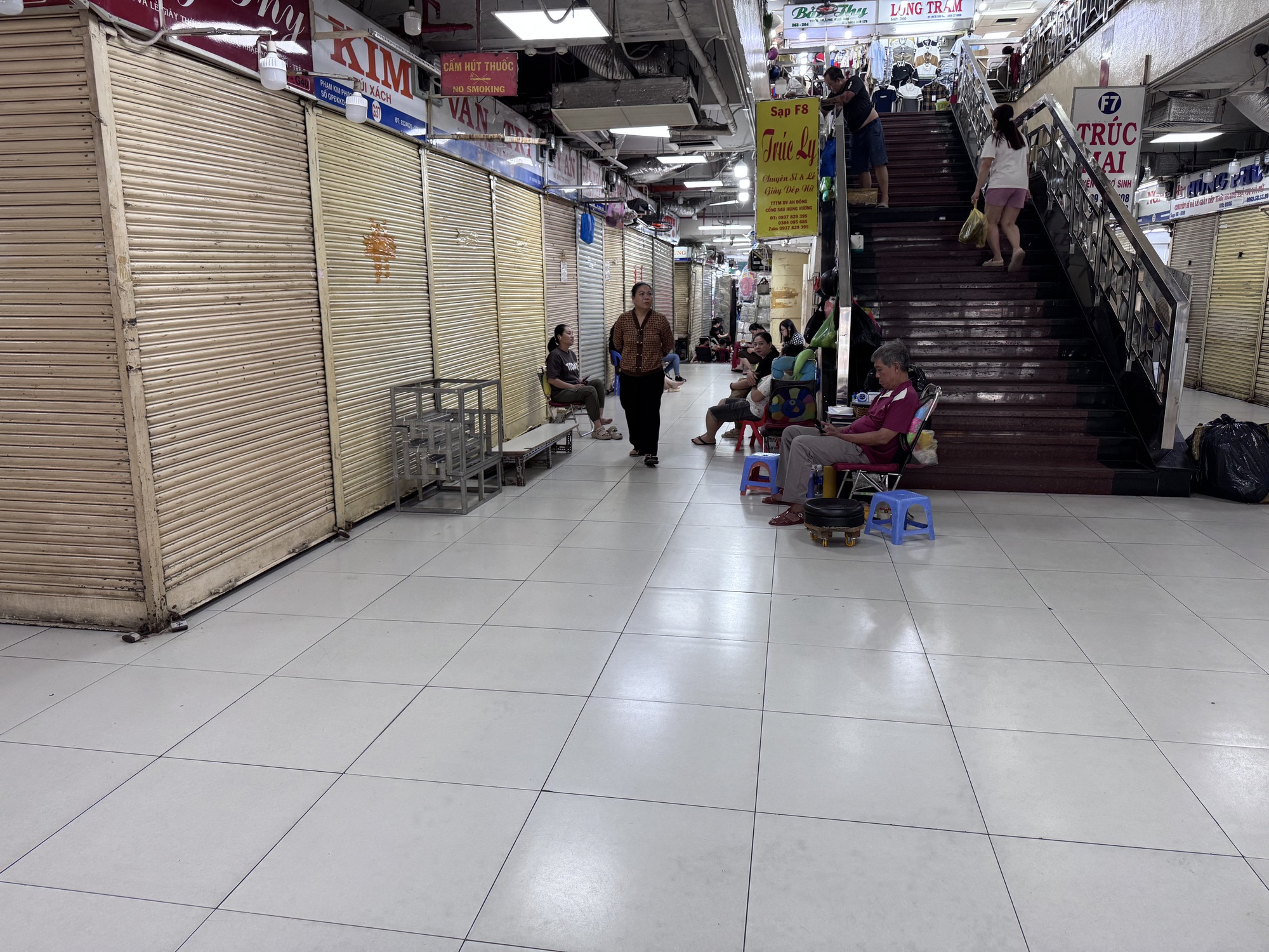 Hàng loạt sạp đóng cửa, sự lo âu bao trùm các chợ lớn ở TP HCM - Ảnh 1