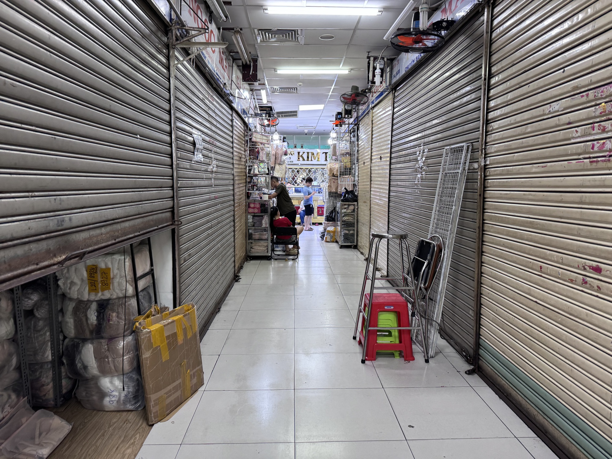 Hàng loạt sạp đóng cửa, sự lo âu bao trùm các chợ lớn ở TP HCM - Ảnh 2