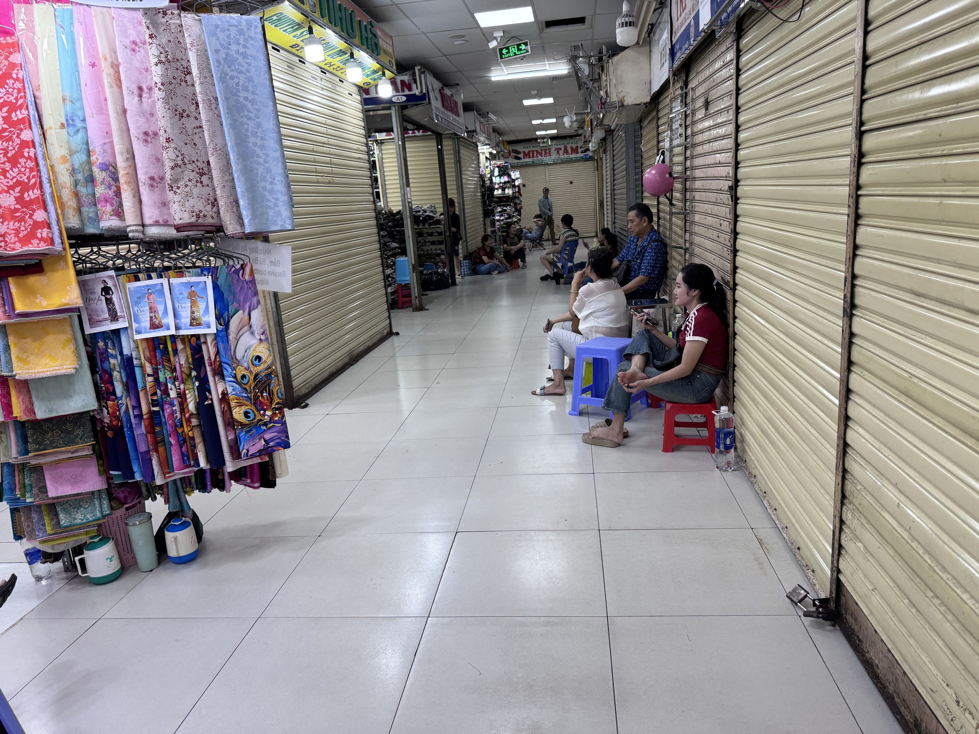 Hàng loạt sạp đóng cửa, sự lo âu bao trùm các chợ lớn ở TP HCM - Ảnh 3