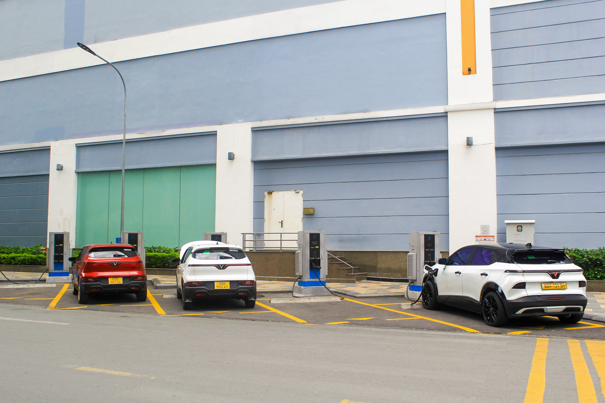 Trạm sạc xe điện phủ khắp nơi, tốc độ triển khai gấp đôi dự kiến, kế hoạch 10.000 tỷ của ông Phạm Nhật Vượng dần thành hiện thực - Ảnh 1