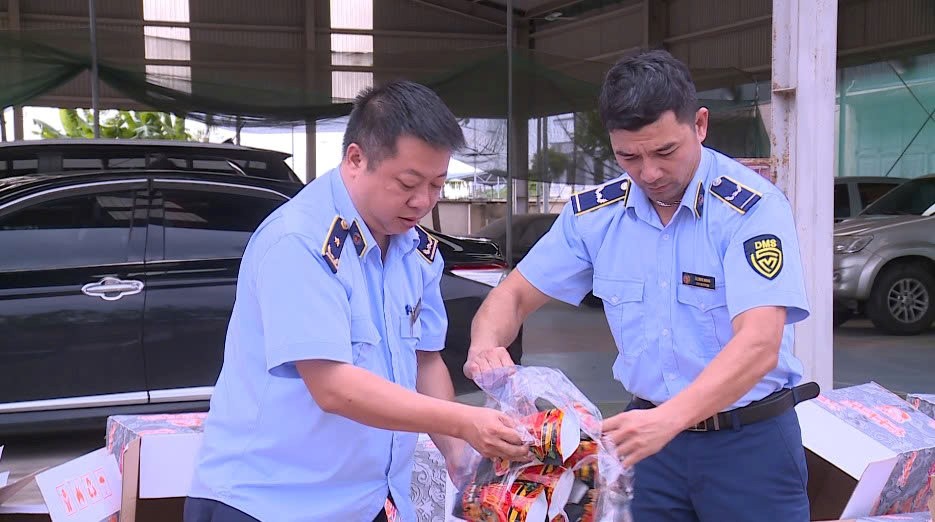 Tiêu hủy gần 2.000 gói bim bim giả mạo nhãn hiệu “Tăm cay Bà Tuyết” - Ảnh 1