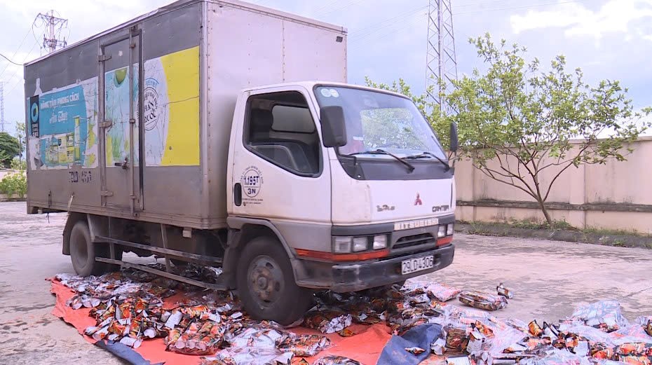 Tiêu hủy gần 2.000 gói bim bim giả mạo nhãn hiệu “Tăm cay Bà Tuyết” - Ảnh 2